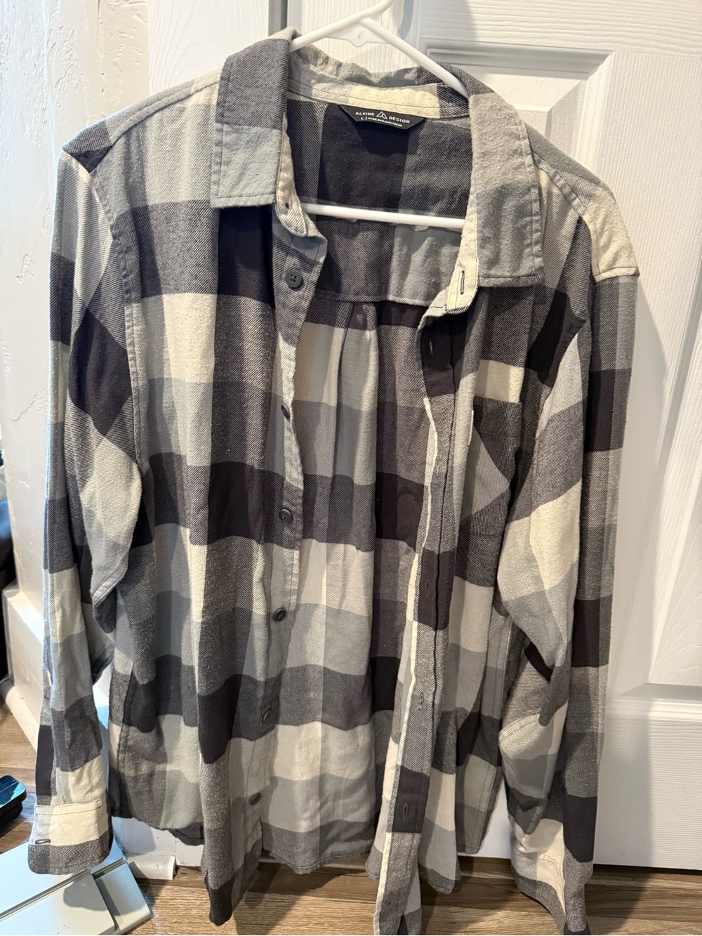 Alpine Design Men's Gray & White Plaid Button-Up Shirt